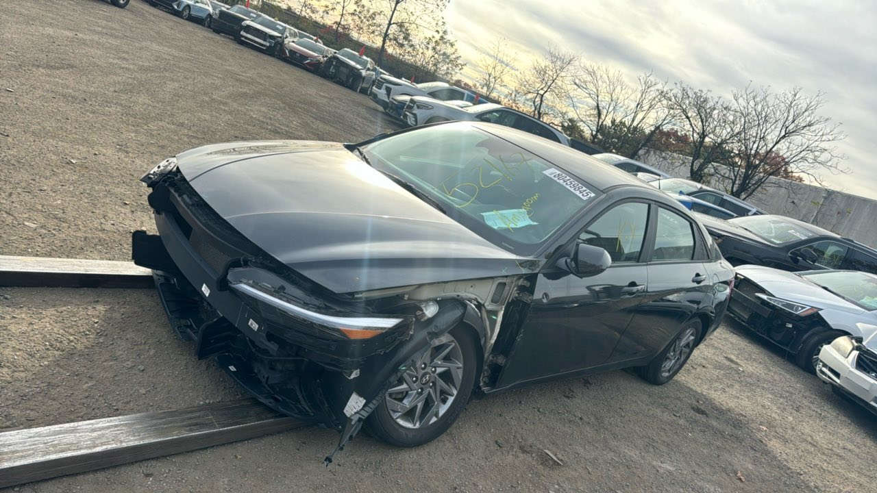 السلام عليكم شباب عندي النترا ٢٠٢٤ لون اسود السيارة بصمة تشغيل عن بعد شاشة متصله الحادث كما موضح بالصور  محرك ٢٠٠٠ دوش السيارة موجود بالحرة الي يريد يدخله كتاب شهداء ترهم السعر ١٠٩٠٠ دولار للاستفسار هذا رقمي *********** واتساب *********** واسف على الاطالة
