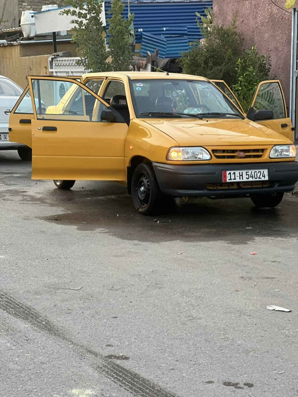 السلام عليكم سيارة سايبة مديل 21للبيع حادثهة فقط جاملغ اليمنى السعر 59 ورقة ***********
