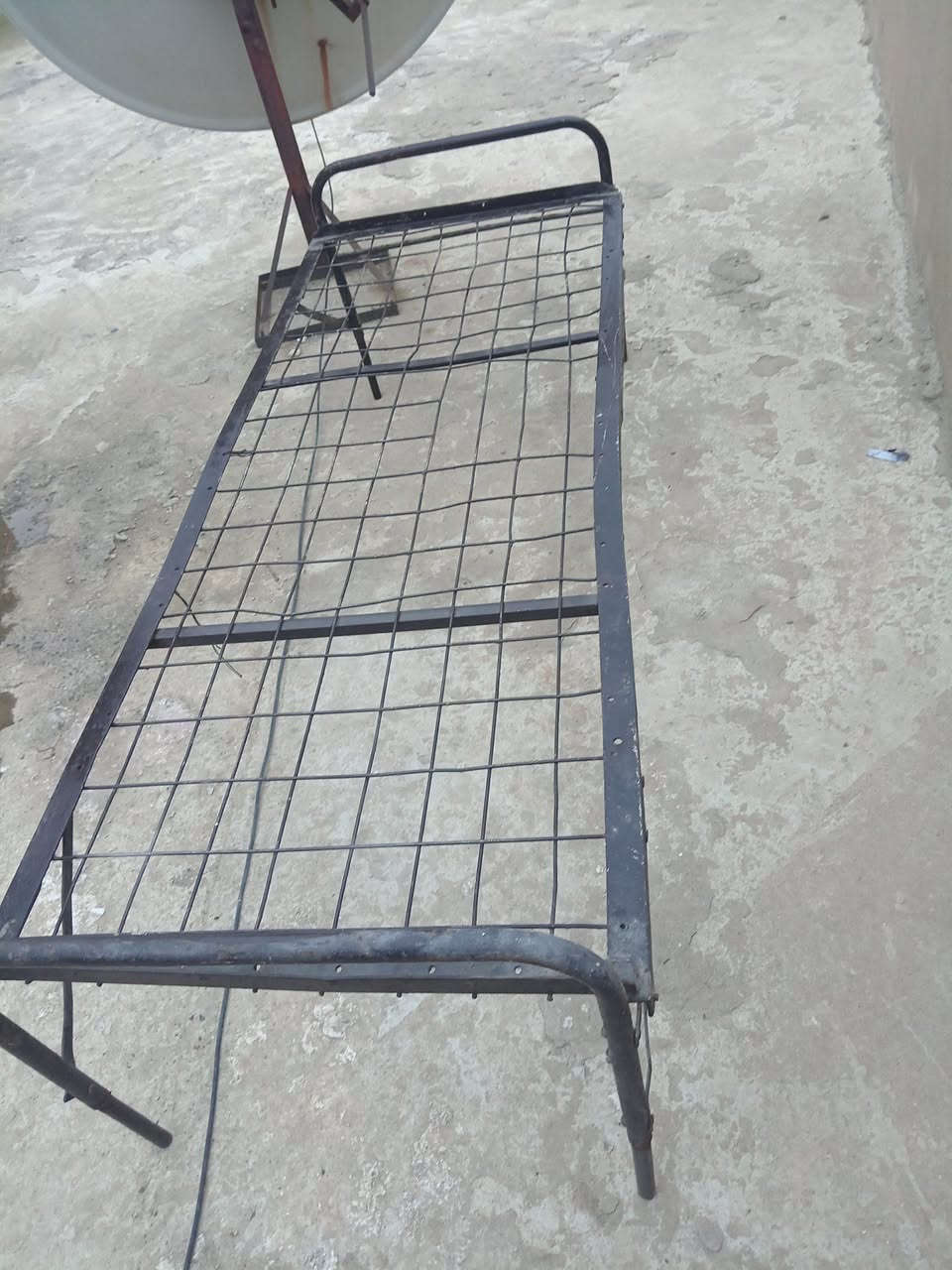 السلام عليكم تخت حديد وتخت خشب اثنينهم اب 40 موصل حي الميثاق الرقم ***********
