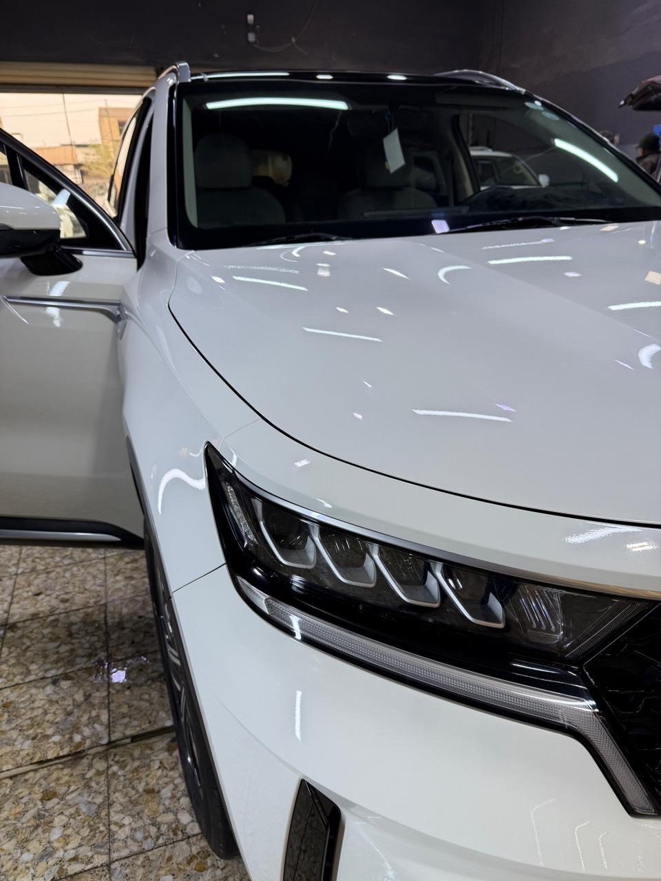 سورنتو 23 اعلى فئة بالمواصفات
سورنتو 2023؟ شنو الفئة بالضبط: GT-Line لو X-Line لو أعلى فئة ثانية؟: 
gt line 
السيارة وارد منين؟ خليجي لو أمريكي، وشنو رقم اللوحة/المحافظة حتى نذكرها بالإعلان؟: 
خليجي 
شنو عداد الممشى تقريباً؟ وهل بيها أي صبغ/حكّة/مبدل أو كفالة شغّالة؟: 
66000 كفالة عامة بدون اي ضرر
شنو المواصفات الموجودة فعلياً: بانوراما، جلد، تبريد/تدفئة، شاشة، حساسات، كاميرا، بصمة، رادار؟: 
بانوراما كشنات جلد وكشنات تدفئة وتبريد خمس كاميرات محيطية اعلى فئة بالسورنتو 
وين موقع المعاينة؟ وشنو آخر سعر نهائي وهل السعر قابل للتفاوض؟: 
النجف / قابل للتفاوض قليل جدا