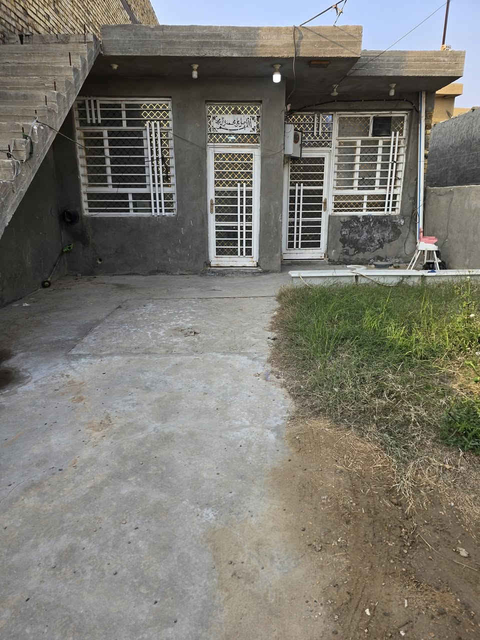 السلام عليكم 

بيت __للايجار __ للايجار __ للايجار __

المساحه          200      متر 

يجتوي البيت على _ طارمه _ حديقه _ صاله _ مطبخ_ هول _ صحيات _ غرف نوم عدد 2 _ 

الموقع // حله // شارع 60 // حي الاساتذه // مقابل بيت لواء قيس المعموري// 

للاستفسار مراجعه مكتب الاعمار او الاتصال على الارقام التاليه// ***********          ‎0772 406 5864
