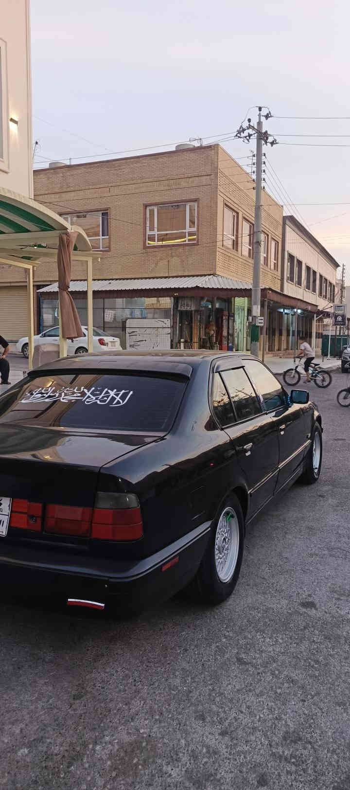 بی ئێم ٥٢٥

مۆدێل ١٩٩٢.
گێر عادی
جار جام کارەبای 
فۆرمیکە و کوشین فیئاپی عادی 
مەکینەی ٥٢٥ی دیجیتەلە 
سەیارەکە بێ لێدرانە بەس جاملخی پشتەوەی جار پەنجە ساردەکوتە
کارەبایاتی کامل مەزبوتە بە شەرت
جار تایەو ویلی نوێی سفری لەبنە 
سەیارەکە ١٨$ وەرەقە غەرەمەی لەسەرە لە دوای معمەلە دەجێریەوە
شوێن هەولێر 
*********** أربيل
