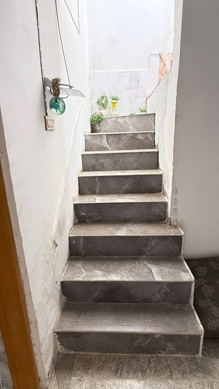 بيت للبيع المساحه 130م يحتوي على غرفه وصاله واستقبال ومطبخ وصحيات البناء بلوك الموقع قرب الذكوات الابتدائيه الجديده قريب لشارع القادسيه السعر 33 مليون وقابل للتفاوض للاستفسار مراسله الصفحه او الاتصال ع الرقم ***********
