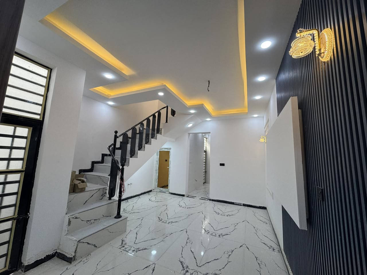 #اعلان_رقم_377
⚜️دار للبيـع  التقيـة الثالثة || طابـو زراعـي سـند 25 .
الدار مرقم بلدية وجهازة المعاملة للتطويب

⚜️مسـاحـه 100م واجة 5 نزال 20 
❗️العنوان / التقية الثالثة داخل مجمع الروان
يقع على شارع 15
⚜️ تفاصيـل || طابق واحد  كونكريت مسلح بناء درجة أولى ، غرفـة  وصالـة وأستقبـال ومطبـخ ومجموعتيـن صحيـات .

.
للأتصـال أو واتسـاب : ***********
