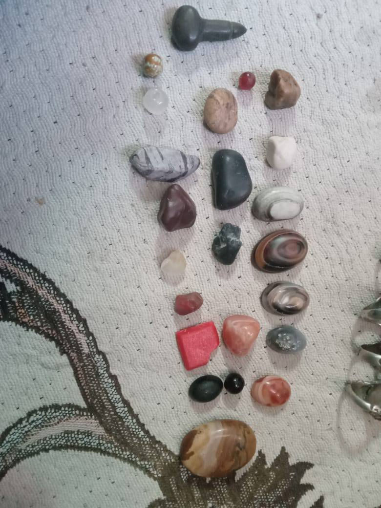 سلام عليكم مجموعه من الحجار عطف وعقيق وجزع وسليماني ومرجان وشفت العبد وهبهاب هواي بيهن السعر 25الف مكاني بالبصره بالزبير توصيل ما عدي الي يريدهن يجيهن )***********
