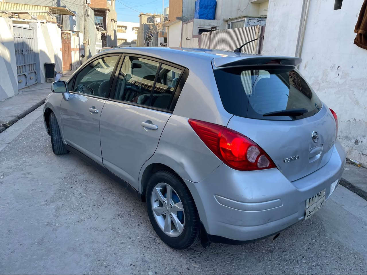 نیسان ڤێرسای شکل تیدا
***********
مۆدێل 2012
تۆماتیک+جام کارەبایی+تەبرید+گێر+مەکینە بەناوکردن+بەشەرتە
سەیارەکە چوار تایەو ویلە جوانی لەژێرە
سبوخ ٣ پارجەی هەیە دەرگای لای سەکن کەمەکی گرتیە بەلەم زۆرنیە بئ ئێرباگ پشت و پێشت کەپس 
سەیارەکە تازە پێشی توند کراوە+رۆنە گێر و مەکینەی تازە گۆردراوە تەنانەت کێسی گێریشی پاکراوە
سەیارەکە ١٥ وەرەقە خرامەی لەسەرە وەری دەگریتەوە 
سحریشی ٨٥و مەجال 
*********** أربيل, العراق
