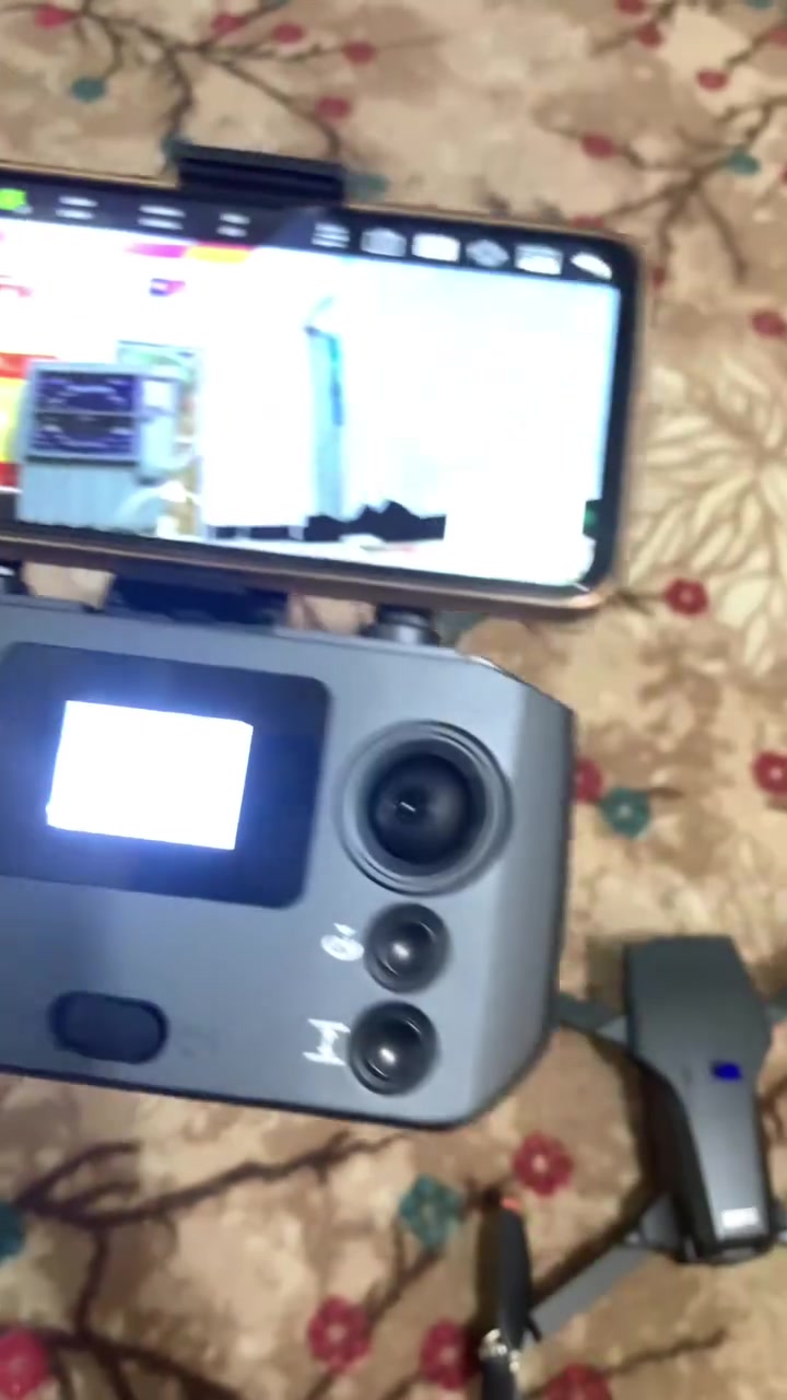 درون. L600 pro maxللبيع السعر 250 البصره قضاء القرنه الطياره جديده رتفاع 600متر  مداهه 3كيلو اول مره اطيرهه جديده بيهه رجوع ذاتي


**إذا كنت صاحب هذا الإعلان وتريد حذفه لأي سبب، رجاءا أرسل رسالة إلى الدعم الفني**