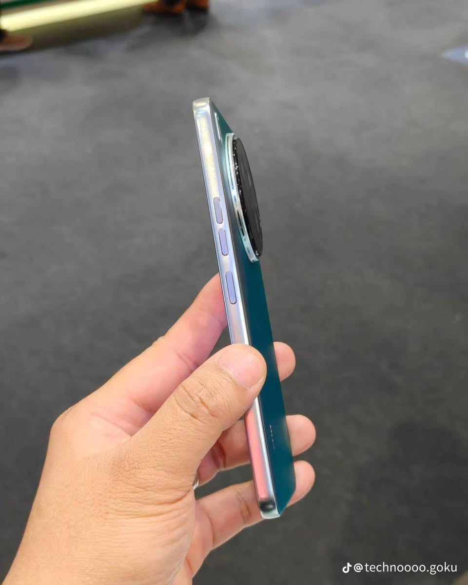 📌 المواصفات الأساسية
🎇مستخدم شهر واحد نضيف نضيف جداً 
السعر: 400
مكان بابل 
الشاشة: 6.67 بوصة AMOLED
دقة: 1080 × 2400
معدل تحديث: 144Hz
المعالج: MediaTek Dimensity 8350
الرام (RAM): 12 GB
التخزين الداخلي: 256 GB
الكاميرا الخلفية:
ثلاثية 50 MP + 50 MP + 50 MP
كاميرا رئيسية + واسعة + تليفوتو (تكبير بصري 3×)
الكاميرا الأمامية: 50 MP
البطارية: 5100 mAh
شحن سريع 70 W
النظام: Android 15 مع واجهة HIOS
الاتصالات: يدعم 5G
مستشعر البصمة: داخل الشاشة
الألوان:  أزرق (بحري), أخضر…


**إذا كنت صاحب هذا الإعلان وتريد حذفه لأي سبب، رجاءا أرسل رسالة إلى الدعم الفني**