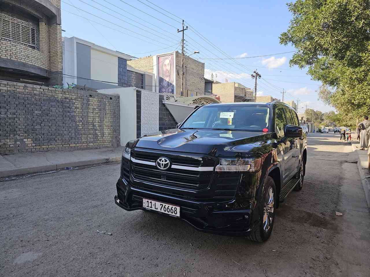 سلام عليكم عندي سياره للبيع لاندكروز موديل 2022 رقم بغداد دولي ماشيه 40 ألف سيارة توين تيربو فول فول مواصفات سياره جديده وحلوه عنوان بغداد ولشراي يتصل على ***********
