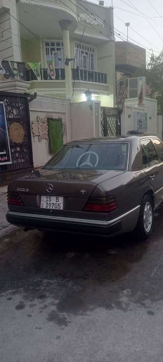 السلام عليكم مرسيدس للبيع موديل 90 بغداد الشعب سياره مقفوله للصبغ للجماليه ماكينه وقير سعر 85 رقم ***********

