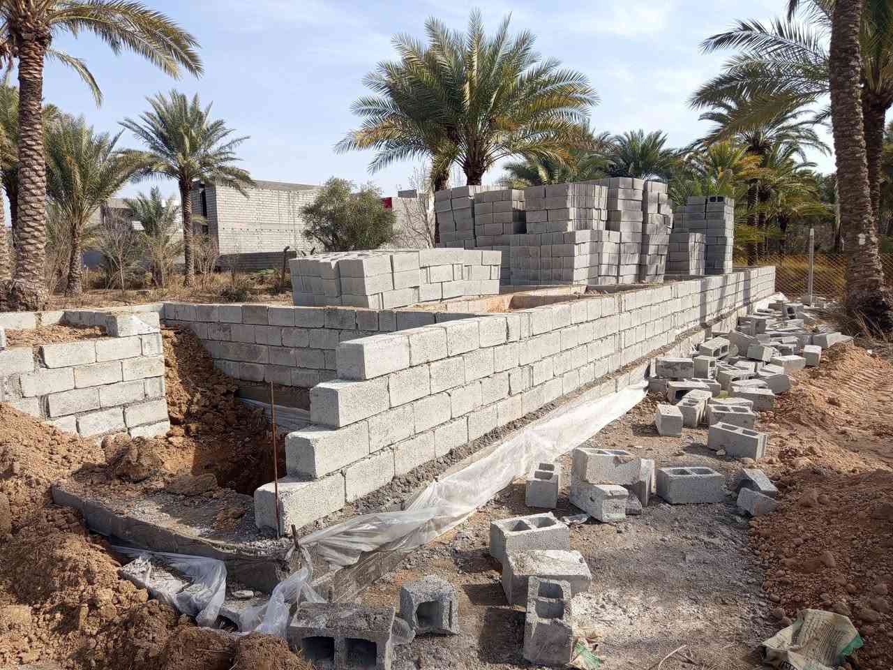 بتلو 100م مع مواد بناء وباب للبيع  طابو زراعي سند 25 مكاتبه ووكاله ماء وكهرباء وتبليط وخط مولد وإنارة تقاطع القدس فرع حدادة بلا حدود مقابل جامعة الرافدين شارع عرض 15م السعر 35مليون وبي مجال للشراي للاستفسار خاص او ***********
