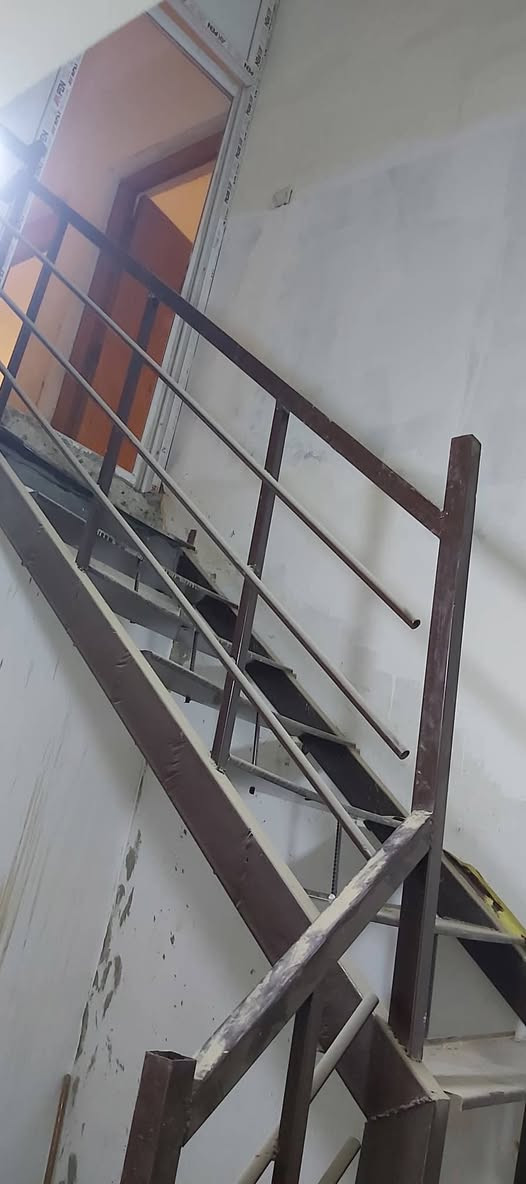 السلام عليكم
للإيجار عوائل صغيره فقط 
بيت طابق ثاني غرفة وصالة مساحة تقريبا 75 متر
مدخل خاص معزول 
مخزن صغير جوه الدرج مع سطح كبير على كبر حجم البيت 
الصور تقريبا موضحة كلشي 
العنوان الدورة شرطة ابو طيارة قرب ماركت الريان 
ايجار 450 الف + 200 الف تأمين تسترجع في حال عدم وجود ضرر بالبيت وفي حال الخروج من البيت يتم التبليغ قبل شهرين من الخروج 

ملاحظة :: البيت من صاحب العقار يعني مو مكتب بدون دلالية .. بس احتمال مبلغ كتابة عقد فقط 
للجادين فقط 
***********
متوفر وتساب على الرقم
