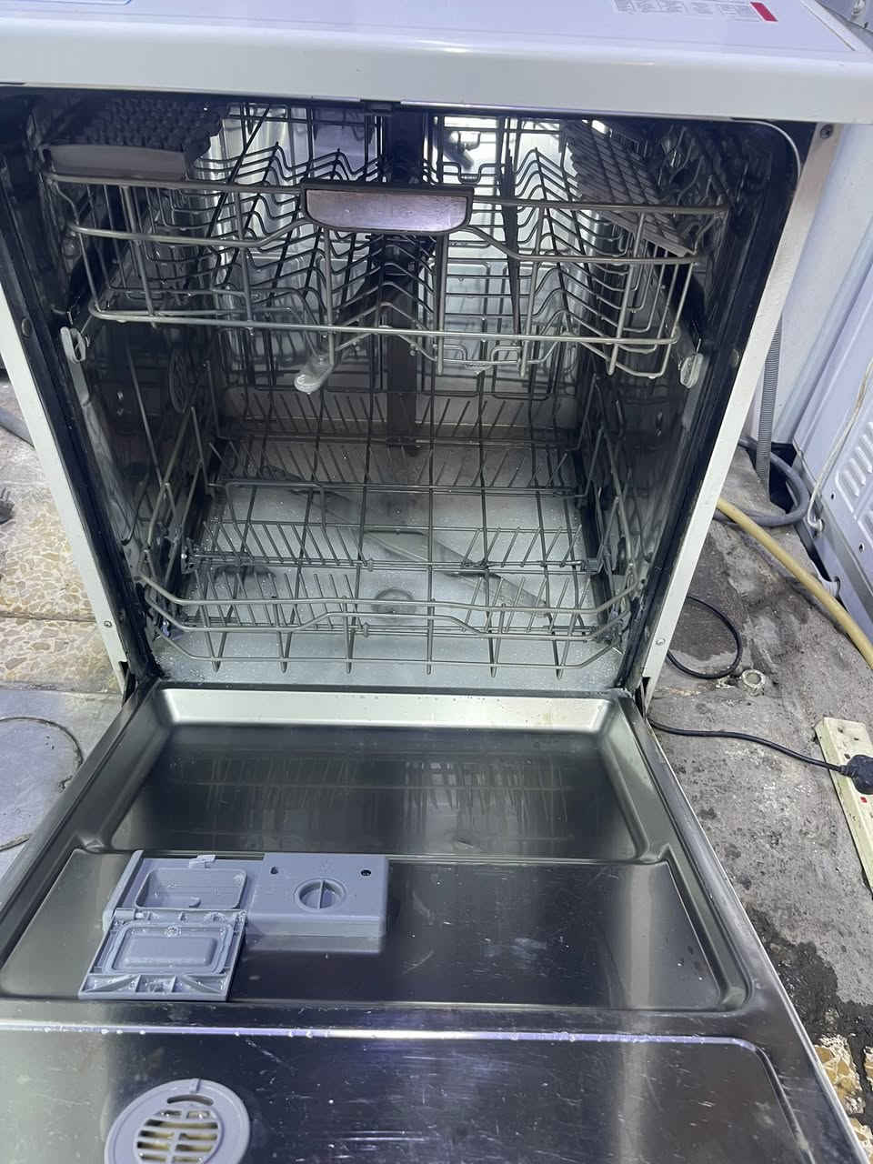 غساله فول ئوتمتيك الحصوان LGنظيف صناعه كوريا لاصلي بشرط شغل ما بي اي عيب او ضمان تاخذ150الف بشرط شغل عل فحص اي ستفسر عل***********
