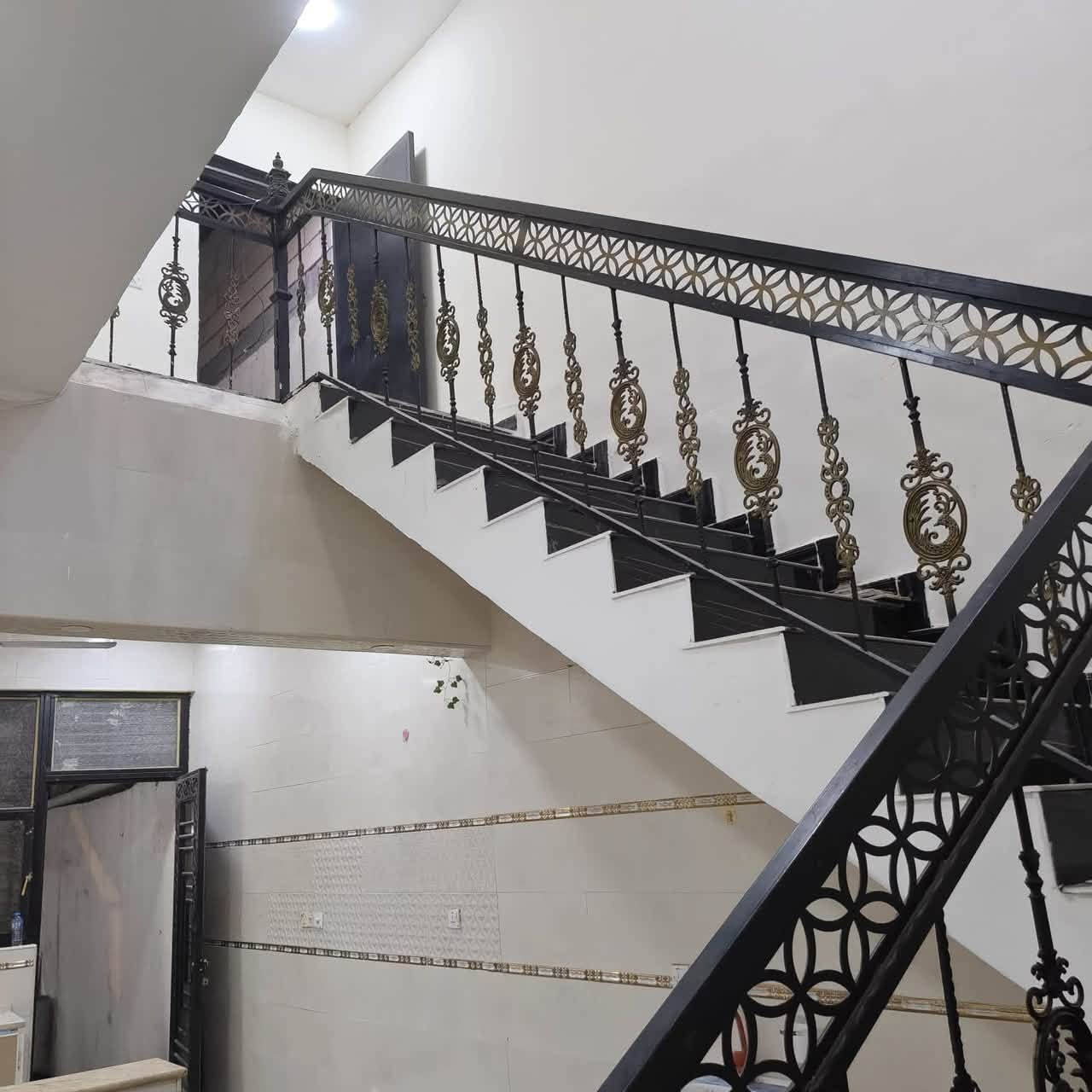 بيت للأيجار 
العنوان : الحكيميه📍
المساحه :  150م 
المحتويات :  2غرف منام + صاله +أستقبال + صحيات + مطبخ + كراج  +
سعر الأيجار : 
(600الف ) 🔴
للتواصل :
***********
***********
