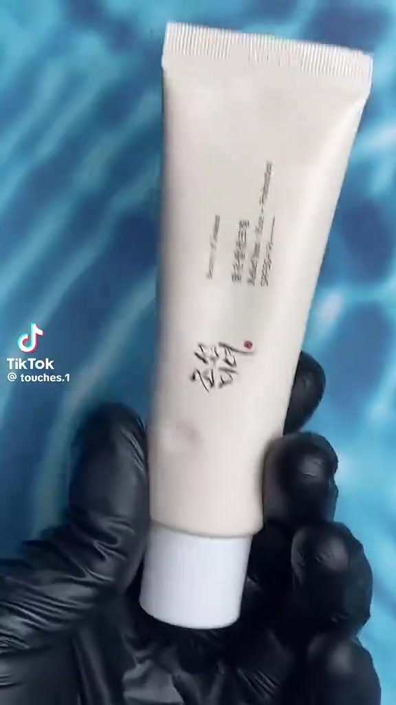 واقي شمس الارز بيوتي اوف جوسيون - 50مل | Beauty of Joseon Relief Sun: Rice + Probiotics SPF50+ PA++++
 
واقي بيوتي اوف جونسون 

المشاكل الي يعالجها :

١- حماية البشرة من الاشعة فوق البنفسجية

٢- يهدئ البشرة ويخفف من التهيج

٣- يرطب البشرة ويمنع جفافها

٤- يوحد لون البشرة ويحسن اشراقتها 

نوع البشرة :

مناسب لجميع أنواع البشرة

طريقة الاستخدام :

يستخدم يومياً خلال النهار

المكونات المميزة :

مستخلص الارز  يرطب البشرة و يعمل على توحيد لونها ويساعد في تهدئة البشرة ♥♥♥♥♥♥


**إذا كنت صاحب هذا الإعلان وتريد حذفه لأي سبب، رجاءا أرسل رسالة إلى الدعم الفني**
