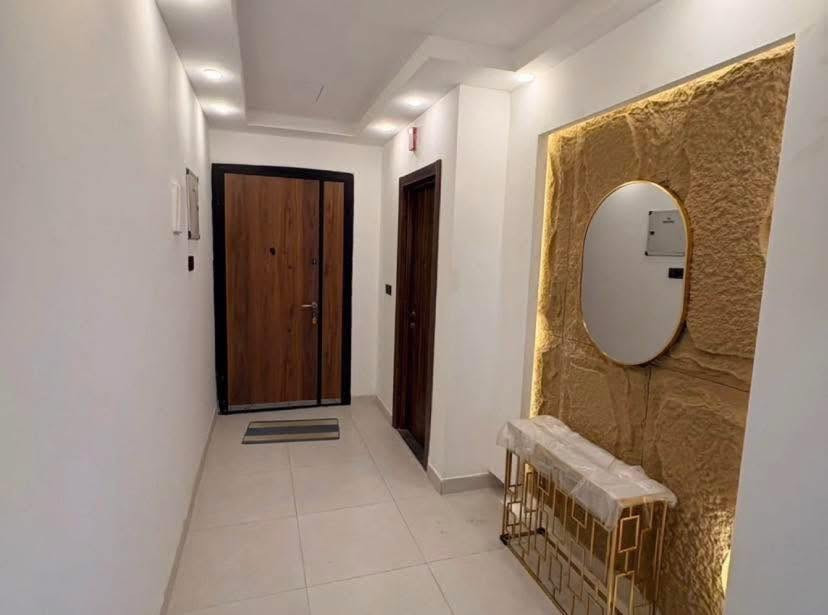 🏢 شقة فاخرة للإيجار بالكامل - تأثيث راقي وجديد (لم تُستخدم من قبل) ✨
📍 الموقع:بغداد - شارع مطار المثنى - مجمع دار السلام السكني (على الشارع الرئيسي للمجمع وشارع مطار المثنى).
📐 تفاصيل الشقة:
 البناية: BA2 - الطابق عالي.
 المساحة:205 متر مربع.
 التصميم الداخلي
   * 3 غرف نوم.
   * 3 حمامات.
   * مطبخ مفتوح على الصالة.
   * غرفة استقبال وطعام.
 الخدمات:كراج تحت الأرض + كراج أمام بناية الشقة (فوق الأرض).
✨ مميزات الموقع الاستراتيجي:
تتميز الشقة بموقعها القريب من أهم المراكز الحيوية في العاصمة:
 * 🏛️ مجاور لجامعة آشور الأهلية.
 * 🌳 5 دقائق عن متنزه الزوراء.
 * 🚊 5 دقائق عن محطة القطار العالمية وكراج العلاوي المركزي.
 * 🏛️ 7 دقائق عن معرض بغداد الدولي.
 * 🛍️ 10 دقائق عن المنصور - مول المنصور.
 * 🕌 10 دقائق عن الكاظمية (كورنيش الكاظمية).
 * 🌊 10 دقائق عن الأعظمية (كورنيش الأعظمية).
 * 🛒 15 دقيقة عن مول العراق.
 * 🏙️ 15 دقيقة عن الكرادة.
 * ✈️ 30 دقيقة عن مطار بغداد الدولي.
📞 للاستفسار والتواصل:
للمزيد من المعلومات أو لتنسيق موعد للمعاينة، يرجى الاتصال أو التواصل عبر الواتساب على الرقم التالي:
***********
