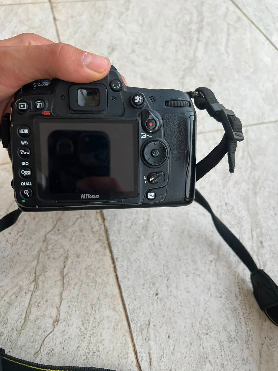 كامره نيكون D7000 للبيع 
نضيفه 
ملحقاته جنطه +شاحنه+لاقطه صوتيه+تحويله تحول الصور من الرام لل مبايل السعر خاص 
التواصل واتساب ***********
