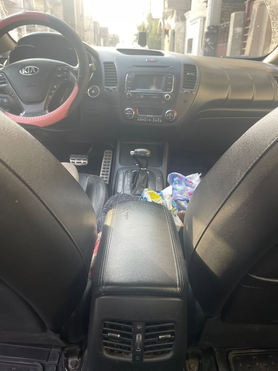 السلام عليكم 
سيراتو 2015 وارد خليجي فول مواصفات (limited) 1/1 
بصمة ومرايات شفط وكرسي السائق كهربائي بي تدفئة وتبريد ، والي يم السايق تدفئة و الكراسي جلد وتحكمات بالستيرن وقطعتين تبريد بالخلف وسلايد روف 

السيارة بدون حادث وما بيها صبغ مجرد شخوط بسيطة ومكحله

السيارة كلها مكفولة المحرك والكير والخ

محرك السيارة 2000 ، 4 سلندر
رقمها بغداد بأسمي

سعر السيارة 130 ورقة 
للتواصل ***********
