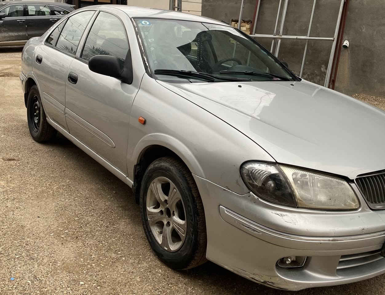 السلام عليكم 
سني 2001  ياباني للبيع محرك 1600 كير ومحرك وتبريد بشرط صدر عام جديد زوج تاير جديد باتري جديد مصبوغه عام وبيه ضربه بالجاملغ ومصلحه رقم بغداد بسمي تحويل ثانيه يوم  
عارضه بـ 72 وبيه  مجال للشراي
للتواصل على الارقام التاليه:
***********
***********
