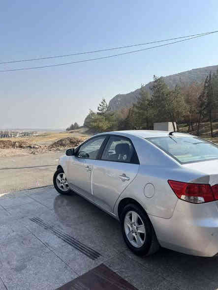 بسم الله الرحمن الرحيم(***********)
Kia Serato 2012 بڕاوەی دوبەی
کیا سیراتۆ ٢٠١٢ مەکینە بچوکی دکشن بەرزە مەکینە ١٦ یە
سەیارەکە بڕاوەی دوبەیە زۆر خاوێنە هیچ مەسرەفێکی تێدانییە
سەقفی بەشەرت بۆیاغ و چاڵی نییە دەحم و لێدرانی نییە
ویل کەپە ئاوێنە ئیشارەتە دەسک نیکلە سوکان ڤۆلیۆمە
بلوتوسە گێر عادی و تۆماتیکە کوشن جلد و هیتەرە
ناو زەردە ئاوێنە کارەباییە و ئاوێنەکانی دەخەون
سعری ٤٨ مەجالێکی کەمە شوێن چوارقورنە.***********   ڤایبەر و واتسئاپی لەسەرە رانية
