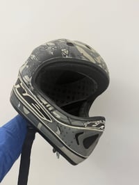 للبيع اغراض اصليه مستخدمه فقط   خوذه عاديه جبليه الجديد ب٥٠ دولار بالم...