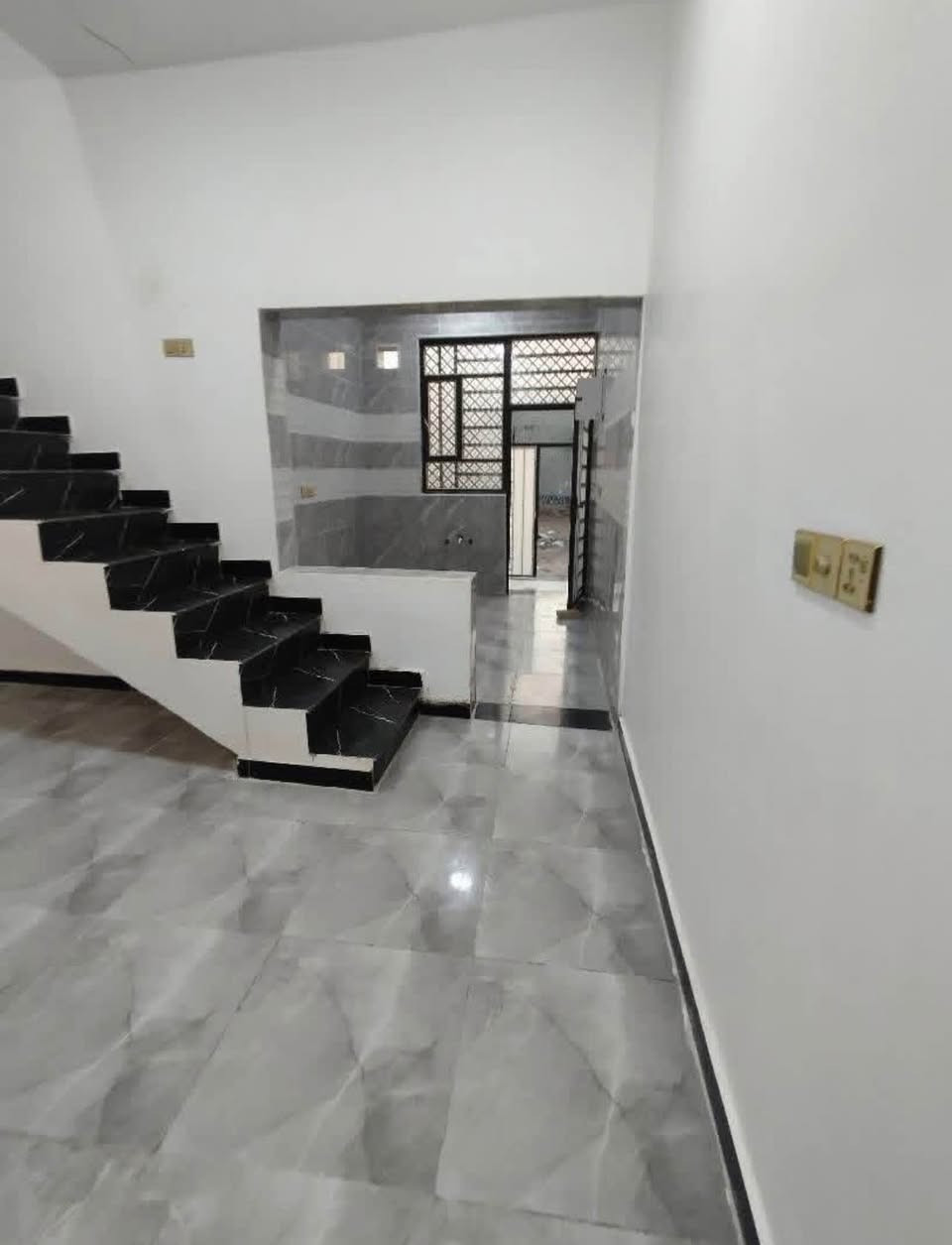 حياك الله استاذي العزيز هذا الدار  المساحه 120 والسعر مالته 57 وبي
يحتوي الدار على غرفه اربعه في اربعه غرفه خمسه ونص في اربعه ونص 
صاله واستقبال ومطبخ وصحيات وطارقه 
صرف زراعي باسم عراقي سنه 25 
الموقع الجزيره اليوبا الصقر*********** شط العرب, البصرة
