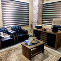 طقم مكاتب • مكتب ٥ أشخاص • قليل الاستعمال