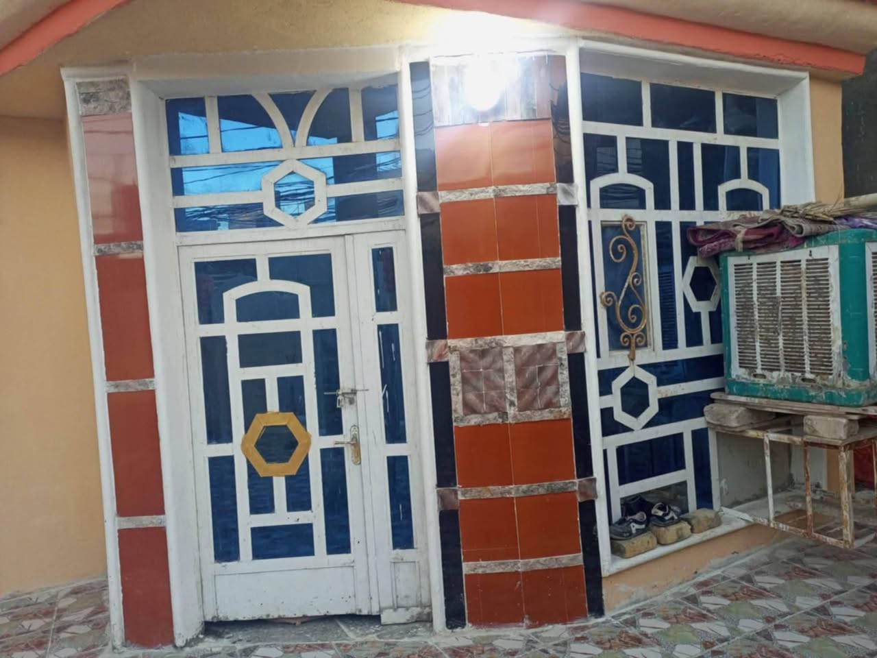 دار للبيع بحي الشهداء الثالثة شارع 100الجديد يبعد عن الشارع العام500متر ملحقات البيت الطابق الأول غرف نوم عدد 2 هول ستقبال مطبخ صحيات داخلية وخارجية ومنور داير البيت وطارمه كبيرة الطابق الثاني غرف النوم عدد 3 هول داخلي وسطح اول وسطح ثاني البيت صب مسلح المساحة الكلية260 متر للاستفسار على هذا الرقم***********👉 أو على هذا الرقم***********👉 السعر120 مليون وبيه مجال البيت طابو زراعي سند25 تحويل مباشر بسم المشتري يعني يحق الك تحول طابو صرف
