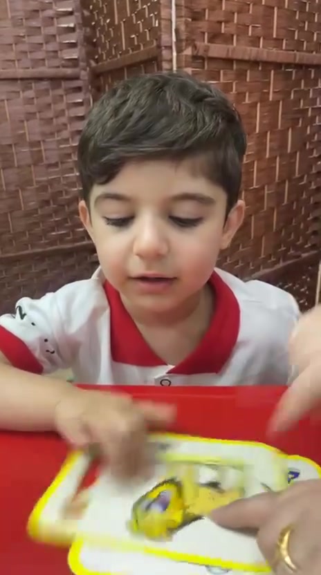 تدريب الأطفال على النطق🗣️🗣️

يُعدّ تدريب الأطفال على النطق من الأمور المهمة في الصف التحضيري، لأنه يساعدهم على التحدث بوضوح والتواصل مع الآخرين بثقة. يعتمد التدريب على تكرار الكلمات والجمل البسيطة، والاستماع الجيد للأصوات، وممارسة النطق الصحيح للحروف. كما تسهم القصص والأناشيد والألعاب اللغوية في تحسين مهارات النطق لدى الأطفال

للاستفسار والتسجيل على الرقم📞
***********
