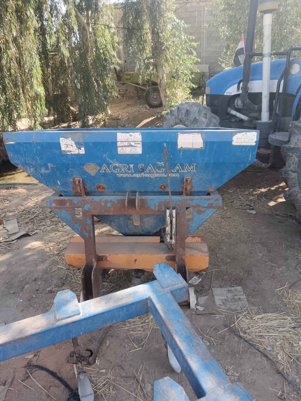 للبيع غراض جدد استخدام قليل فدان حجم 10 ودبه ومرازه وباذره ***********
