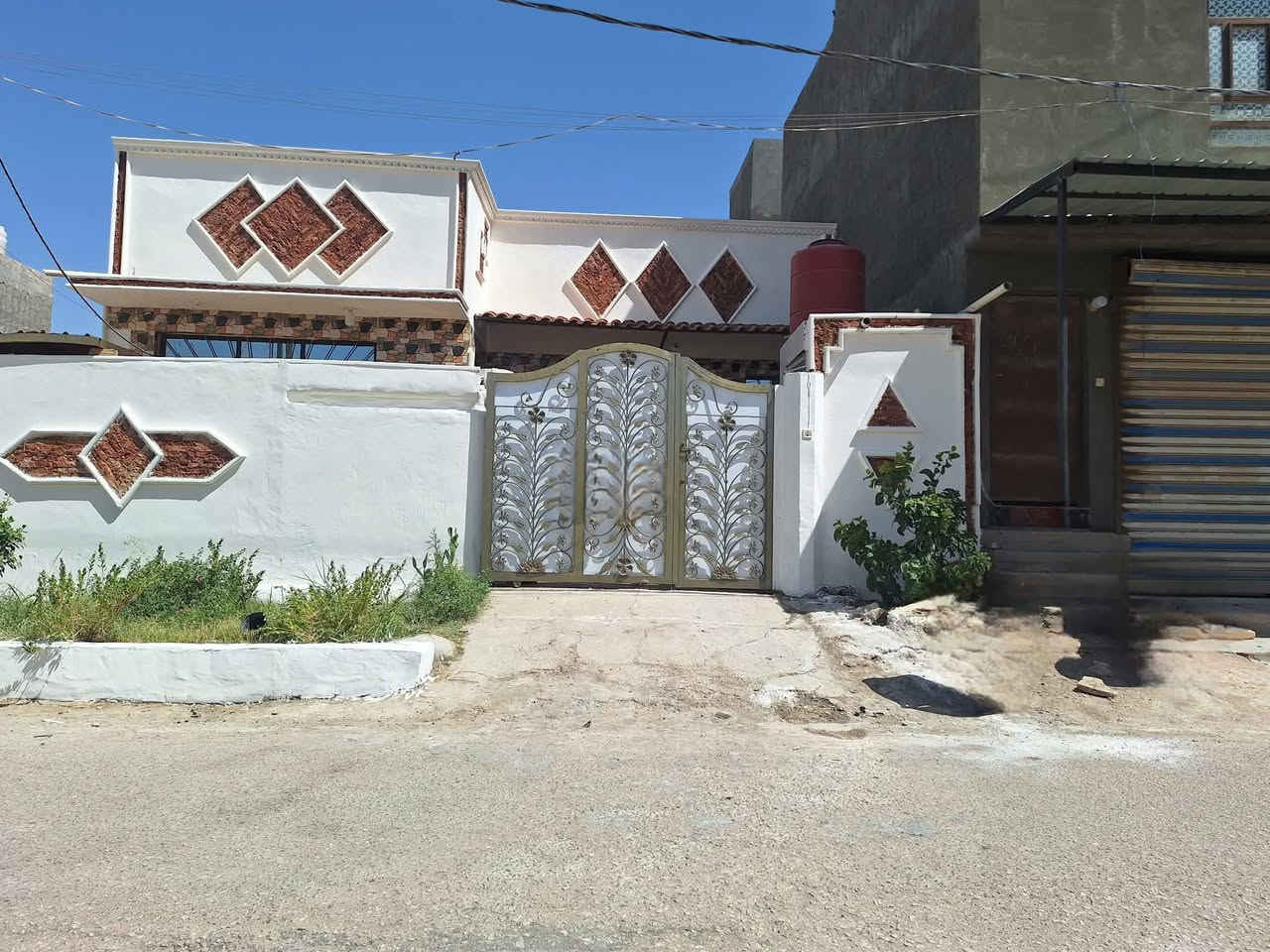 السلام عليكم دار للبيع المساحه 200متر في منطقة 95 حي الامير باب تربيه
يحتوي البيت على غرفتين وحده ٤في ٤ وغرفه ثانيه ٥ في ٤ بناء جمهوري سكف  الشراي يتصل ‭***********‬
