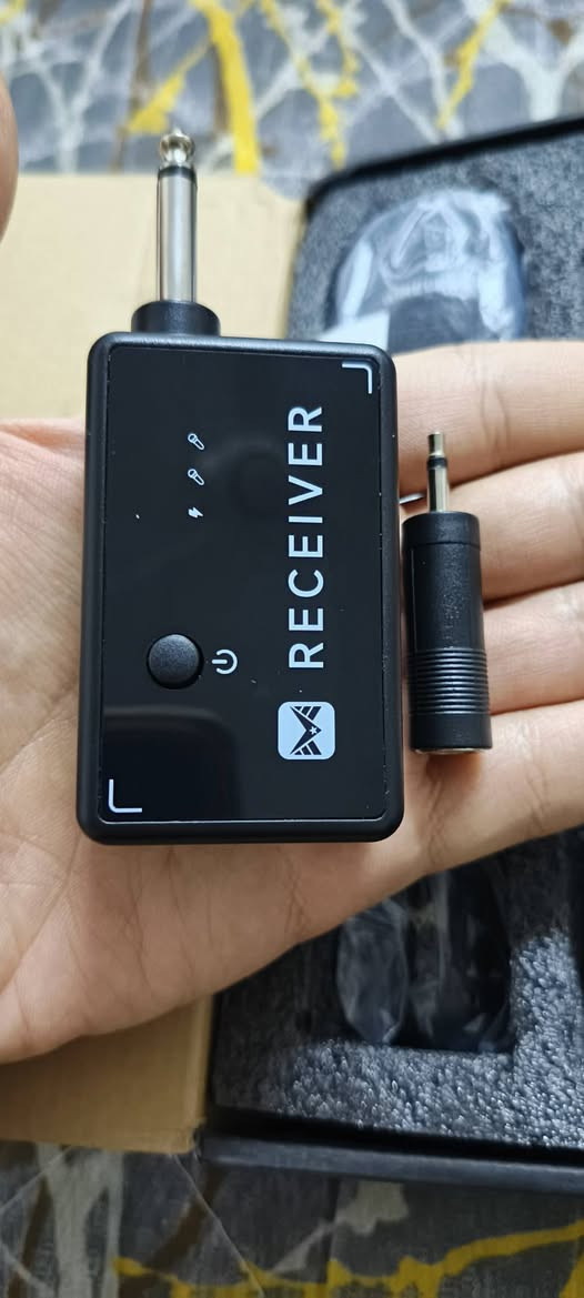 ميكرفون wireless نوعيه راقيه جدآ جديد صفر بدون اي استخدام يعمل عن طريق قطعة الرسيفر الموضحه في الصوره والمايكرفون قطعتين وممكن يعمل في وقت واحد او كل واحد على حدا شحن يدوم حتى 40 ساعه كوالتي عالي جدا في الصوت وعزل الضوضاء يعمل على جميع اجهزة DG وجميع الاجهزه التي فيها منفذ 3.5 او منفذ 6.5 ومنافذ AUX كل معلوماته موجوده باليوتيوب تكدر تشوفه  السعر 50 وبي مجال بسيط مكاني رابرين للتواصل على الخاص


**إذا كنت صاحب هذا الإعلان وتريد حذفه لأي سبب، رجاءا أرسل رسالة إلى الدعم الفني**