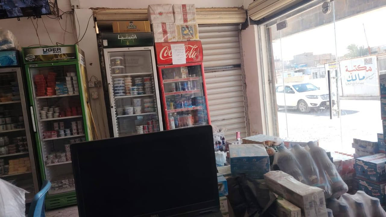 سلام عليكم ورحمة مكتب جمله للبيع السعر 14موقع العبيدي شهداء ثانيه
يحتوي عل براد 10طن 
عارظات عدد 12
سستم كامرات سستم كاشير وحاسبه وطابعه باركود وطابعه فواتير لمحل جاهز عوزه بس مسواك رقم الهاتف ***********
