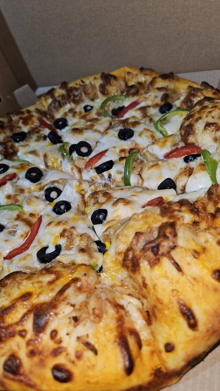 البيتزا اختصاصنا
🍕🍔🔥 الجوع؟ خلّه علينا!
ألذ بيتزا، أطيب بركر، وأشهى صاج… كله يوصلك لحد باب بيتك بسرعة. 🚚
✅ طعم يرد الروح
✅ مكونات طازجة
✅ توصيل سريع 
لا تتعب نفسك بالطلعة، اطلب وإحنا نوصل لك وين ما تكون. ❤️
📞 للحجز والطلبات: [رقم الهاتف]***********
📍 خدمة توصيل يومية
