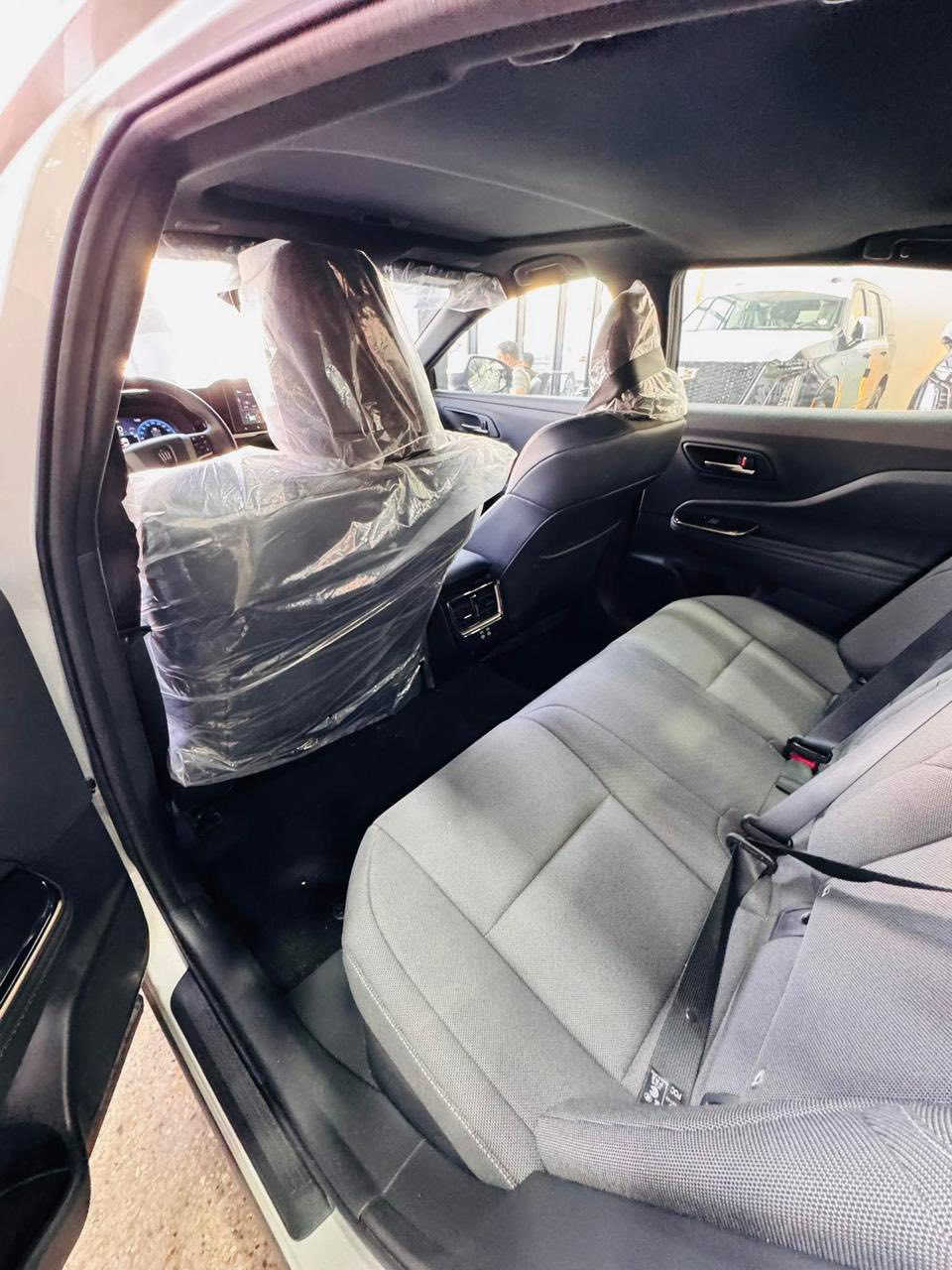 السلام عليكم للبيع اومراوس كراون موديل24ماشيه 8الف مكفوله لون سلفر***********
