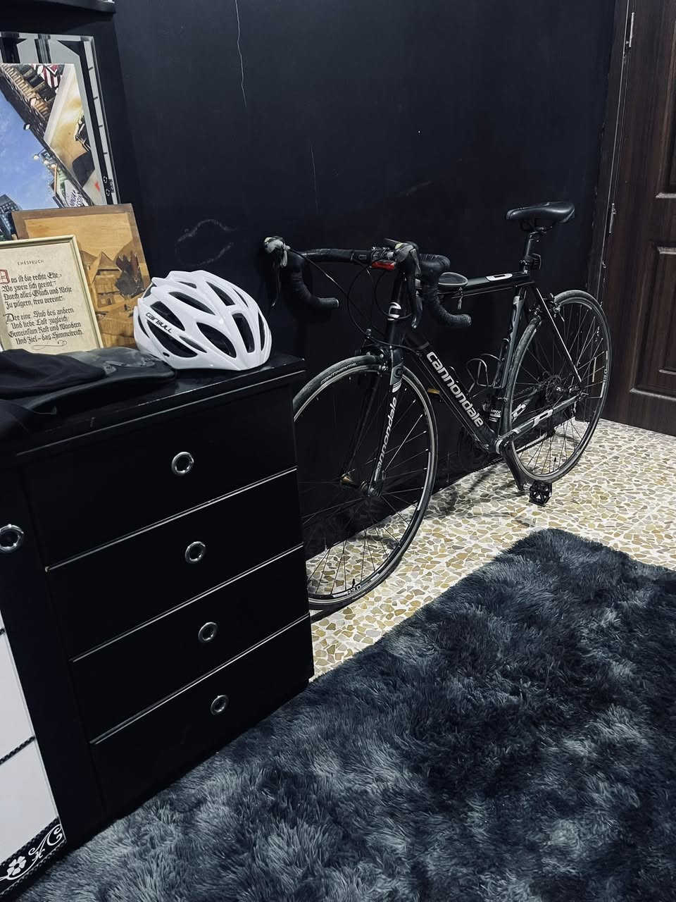 للبيع دراجة احترافية ماركة Cannondale  - (حجم 54) - CAAD8 ✨🚴‍♂️
دراجة Cannondale CAAD8، ماركة عالمية مشهورة، مصممة خصيصاً لعشاق الطريق المفتوح والتمارين الرياضية.
• الفريم مصنوع من الألمنيوم (Aluminum)، خفيف جداً، قوي، ومتين، يخليك تتحكم بالدراجة بكل سهولة.
• الماشة (الفورك) من كاربون فايبر (Carbon Fiber)، وهذا يطيك امتصاص اهتزاز عالي وراحة إضافية بالمسافات الطويلة.
• قياس الإطارات: C700 — 28، إطارات ثابتة، سريعة، ومثالية للطرق المعبدة والطلعات الطويلة.

الدراجة بحالة ممتازة، نظيفة مثل الجديدة، الكير شغال بدون أي مشاكل، والفرامل قوية جداً، يعني أمانك مضمون 100%. التواير بحالة شبه جديدة، الكرسي مريح، كل قطعة بيها مختارة بعناية .

⸻
المميزات اللي تميزها:
• تصميم رياضي وراقي يخليك تطلع بأحلى شكل.
• فريم ألمنيوم خفيف، سهل الحمل والتحكم.
• ماشة كاربون فايبر، تضمن راحة أكبر وتقلل الاهتزاز حتى بالسرعات العالية.
• كير احترافي، يبدل بسلاسة خرافية وكأنك طاير مو راكب.
• إطارات C700 — 28 تعطيك ثبات عالي وسرعة رهيبة.

⸻

هدايا مجانية ويا الدراجة :
خوذة أصلية، تحميك وتكمل ستايلك الرياضي.
مطارة ماء احترافية، تبردك بالطريق.
كامره تصوير مغامرات مستعمله مره وحده .

للتواصل واتساب فقط *********** العنوان موصل 
السعر 450 الف
