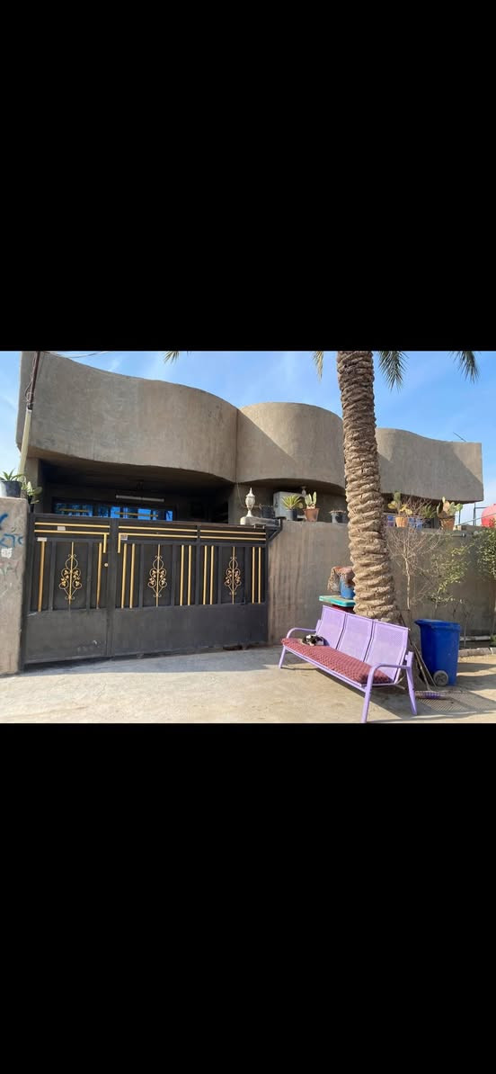 سلام عليكم بيت للبيع مساح 240 متر  يحتوي ع اربع غرف نوم ومطبخ وهول  واستقبال وصالة فوك وجوة وحمامين البيت عوزة ارضية وشتايكر  وملاحظة بسيطة  بخصوص البياض  البيت يرهم استثمار تقطع حائط بنص يصير عدك كل مشتمل 120  السعر جداً مناسب المكان ركية وفاضل  قرب المسبح  لاستفسار ***********
