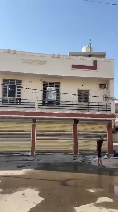 بنايه للبع المساحه ١٠٠مترشقه تحتوي غرفتين وصوله و٤محلات مجرات كلهن العنوان الدوانم شارع سكله أبوموسى البنايه ركن هاتف ***********
***********
