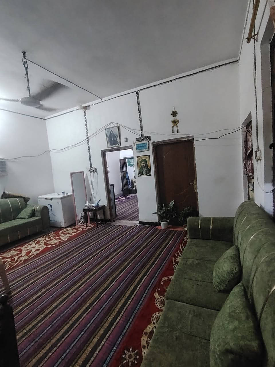 دار  للبيع    بحي الامين الأول   نزلت المشتل فرعي
٢٠٠ م بلوك عكاده قريب لشارع غرفه وصاله ومطبخ وبراني وحمامات داخليه وخارجيه

*********** السعر مناسب..
