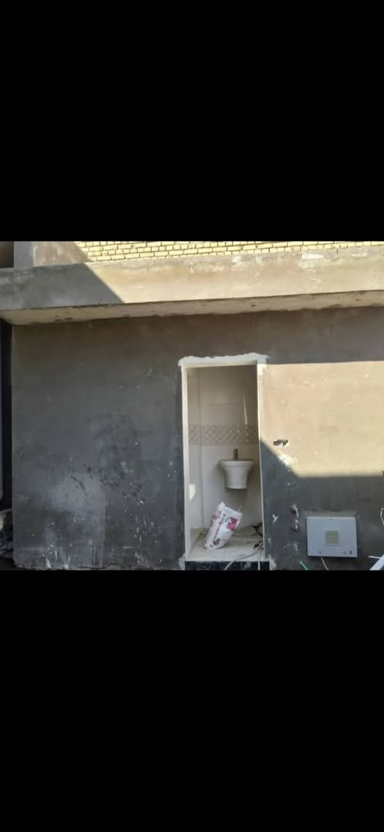 بيت للبيع منطقة المهيديه المساحه ١٨٠ متر بناء حديث يبعد عن الشارع العام عشر امتار بيه وصل تطويب جميع الخدمات متوفره ماء كهرباء مجاري اتصال عله الرقم ***********
