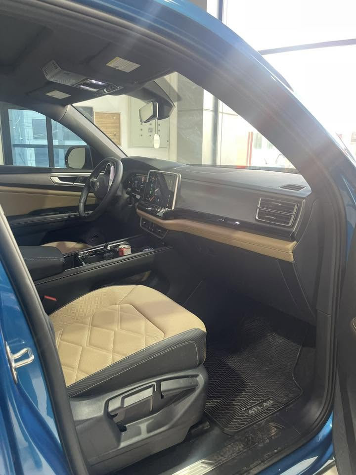 🚙🔥 بۆ فرۆشتن | Volkswagen Atlas Cross Sport 2024 SE with Technology | 4MOTION AWD 🔥🚙
کوردی/عربي

دەرفەتێکی ناوازە بۆ خاوەنداریکردنی یەکێک لە جوانترین ئۆتۆمبێلەکانی SUVی وەرزشی و خێزانی لە بازاڕدا، بە دیزاینێکی مۆدێرن، تایبەتمەندی پێشکەوتوو، و ئەدایەکی بەهێز لەگەڵ سیستمی پاڵنەری چوار تایە (دەبڵ ئەکسل).

📍 **شوێن:** دهۆک

🔹 **مۆدێل:** Volkswagen Atlas Cross Sport 2024
🔹 **فئە (صنف):** SE with Technology
🔹 **سیستمی پاڵنەر:** 4MOTION AWD (دفع رباعي)
🔹 **ڕەنگی دەرەوە:** شین
🔹 **ڕەنگی ناوەوە:** زەرد و ڕەش
🔹 **ڕۆیشتوو (مایل):** تەنها 12,000 مایل

⚙️ ئەدا و بزوێنەر:

 * **بزوێنەر:** 2.0 TSI Turbo
 * **هێزی بزوێنەر:** 269 ئەسپ
 * **عەزم (زەبر):** 370 نیوتن مەتر
 * **گێڕ:** ئۆتۆماتیک 8 خێرایی
 * جێگیری و کۆنترۆڵێکی نایاب لەسەر ڕێگا خێراکان و ڕێگا سەختەکان
 * بەکاربردنی سووتەمەنی ئابووریانە بە بەراورد بە قەبارە و ئەدای ئۆتۆمبێلەکە.

🌟 دیارترین تایبەتمەندییەکان:

 * فتحە و سەقفی پانۆراما
 * شاشەی گەورەی زانیاری و کات بەسەربردن
 * سیستمی Apple CarPlay و Android Auto بەبێ وایەر
 * شەحنکەرەوەی بێوایەری مۆبایل (Wireless Charger)
 * کارپێکردن لە دوورەوە (شەخاڵ)
 * بەسمەی دەرگا و کارپێکردنی زیرەک
 * سندوقی دواوەی کارەبایی (جاک)
 * کوشنەکانی پێشەوە گەرمکەرەوە (هیتر)
 * فێنککەرەوەی (مكيف) ئۆتۆماتیکی دوو ناوچەیی
 * ویلی وەرزشی ئەسڵی
 * ڕووناکی تەواوی LED لە پێشەوە و دواوە

🛡️ سیستمی سەلامەتی و یارمەتیدەری شۆفێر:

 * ڕاداری پێشەوە و کۆنترۆڵی خێرایی گونجاو (Adaptive Cruise Control)
 * سیستمی هێشتنەوەی ئۆتۆمبێل لەناو هێڵی شەقام (Lane Assist)
 * سیستمی چاودێری خاڵی کوێر (نقطه عمیاء)
 * ئاگادارکردنەوەی پێکدادانی پێشەوە لەگەڵ برێکی ئۆتۆماتیکی لە کاتی فریاکەوتندا
 * هەستەوەر (حەس those) و کامێرای دواوە
 * ئاگادارکردنەوەی هاتنی ئۆتۆمبێل لە دواوە لە کاتی گەڕانەوەدا
 * سیستمی چاودێری پەستانی تایەکان

📌 تێبینییەکی گرنگ:

ئۆتۆمبێلەکە لە دۆخێکی زۆر نایابدایە، تەنها **دەرگای سندوقی دواوەی (Tailgate) بۆیاخە** بەهۆی زەبرێکی پێشوو، و هیچ بۆیاخێکی تری نییە لە جەستەیدا (شاسی و ئێرباگ بە شەرت).
ئۆتۆمبێلێک کە لە نێوان لوکس، کرداری بوون، فراوانی، و تەکنەلۆژیای مۆدێرندا کۆدەبێتەوە، و هەڵبژاردنێکی نایابە بۆ خێزان یان بۆ هەر کەسێک کە بەدوای SUVیەکی وەرزشی فول مواسەفات و کەم ڕۆیشتوودا دەگەڕێت.

📞 **بۆ کڕیاری ڕاستەقینە، ئۆتۆمبێلەکە ئامادەیە بۆ پشکنین و بینین لە دهۆک.**

نرخ: ٣١،٠٠٠$ و معامەلە

بو زانیاری زیاتر: ***********

عربي:-

🚙🔥 للبيع | Volkswagen Atlas Cross Sport 2024 SE with Technology | 4MOTION AWD 🔥🚙

فرصة مميزة لامتلاك واحدة من أجمل سيارات الـ SUV الرياضية والعائلية في السوق، بتصميم عصري، مواصفات متطورة، وأداء قوي مع دفع رباعي حقيقي.

📍 الموقع: دهوك

🔹 الموديل: Volkswagen Atlas Cross Sport 2024
🔹 الفئة: SE with Technology
🔹 نظام الدفع: 4MOTION AWD (دفع رباعي)
🔹 اللون الخارجي: أزرق
🔹 اللون الداخلي: أصفر وأسود
🔹 الممشى: 12,000 ميل فقط

⚙️ الأداء والمحرك:
✔ محرك 2.0 TSI Turbo
✔ قوة 269 حصان
✔ عزم دوران 370 نيوتن متر
✔ ناقل حركة أوتوماتيكي 8 سرعات
✔ ثبات وتحكم ممتاز على الطرق السريعة والوعرة
✔ استهلاك وقود اقتصادي مقارنة بحجم السيارة وأدائها

🌟 أبرز المواصفات:
✔ فتحة سقف بانورامية
✔ شاشة معلومات وترفيه كبيرة
✔ Apple CarPlay و Android Auto لاسلكي
✔ شاحن لاسلكي للهاتف
✔ تشغيل عن بُعد
✔ دخول وتشغيل ذكي بدون مفتاح
✔ باب خلفي كهربائي
✔ مقاعد أمامية مدفأة
✔ مكيف أوتوماتيكي ثنائي المناطق
✔ جنوط رياضية أصلية
✔ إضاءة LED كاملة أمامية وخلفية

🛡️ أنظمة السلامة والمساعدة:
✔ مثبت سرعة متكيف (Adaptive Cruise Control)
✔ نظام المحافظة على المسار
✔ مراقبة النقطة العمياء
✔ التحذير من التصادم الأمامي مع الكبح التلقائي
✔ حساسات وكاميرا خلفية
✔ تنبيه حركة المرور الخلفية
✔ نظام مراقبة ضغط الإطارات

📌 ملاحظة مهمة:
السيارة بحالة ممتازة جداً، وتم صبغ باب الصندوق الخلفي (Tailgate) فقط نتيجة ضرر سابق، ولا توجد أعمال صبغ أخرى في الهيكل.

سيارة تجمع بين الفخامة، العملية، الرحابة، والتكنولوجيا الحديثة، وتعتبر خياراً ممتازاً للعائلة أو لمن يبحث عن SUV رياضية بمواصفات عالية وممشى قليل.

📞 للجادين فقط، السيارة جاهزة للفحص والمعاينة في دهوك.

سعر: ٣١،٠٠٠$ و مجال

للاستفسار: ***********

#Atlas #Cross #Iraq #SUV #Car #Kurdistan
