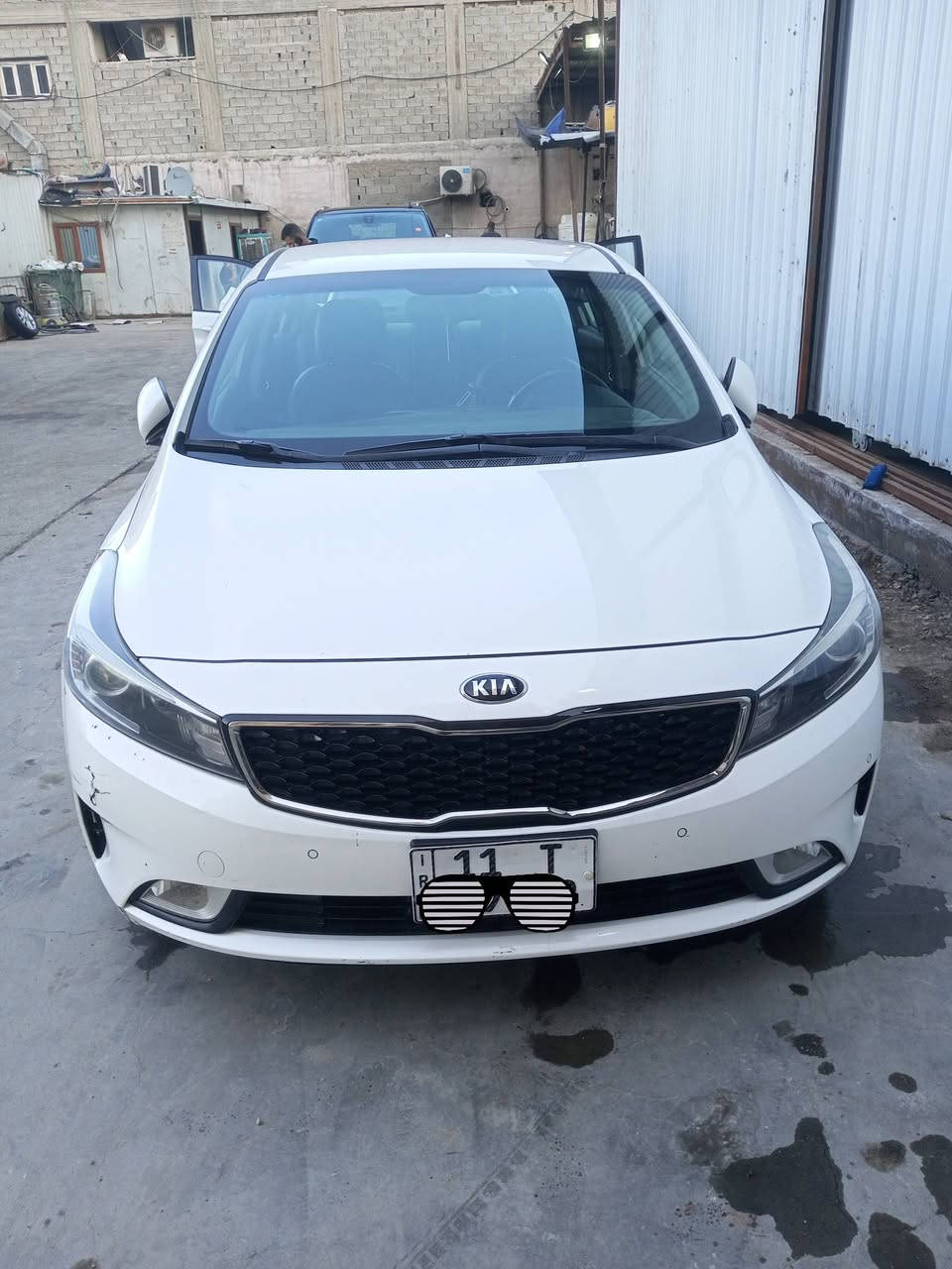 السلام عليكم
سيراتو خليجي 1600 رقم بغداد ماشية 

80 ألف سيارة بلادي ماعدى اللي مؤشر

بالاحمر . سيارة نضيفة كلش اللي ياخذهة 
موديل 18
يترحملي مكاني بغداد 
السعر 146
الهاتف ***********
