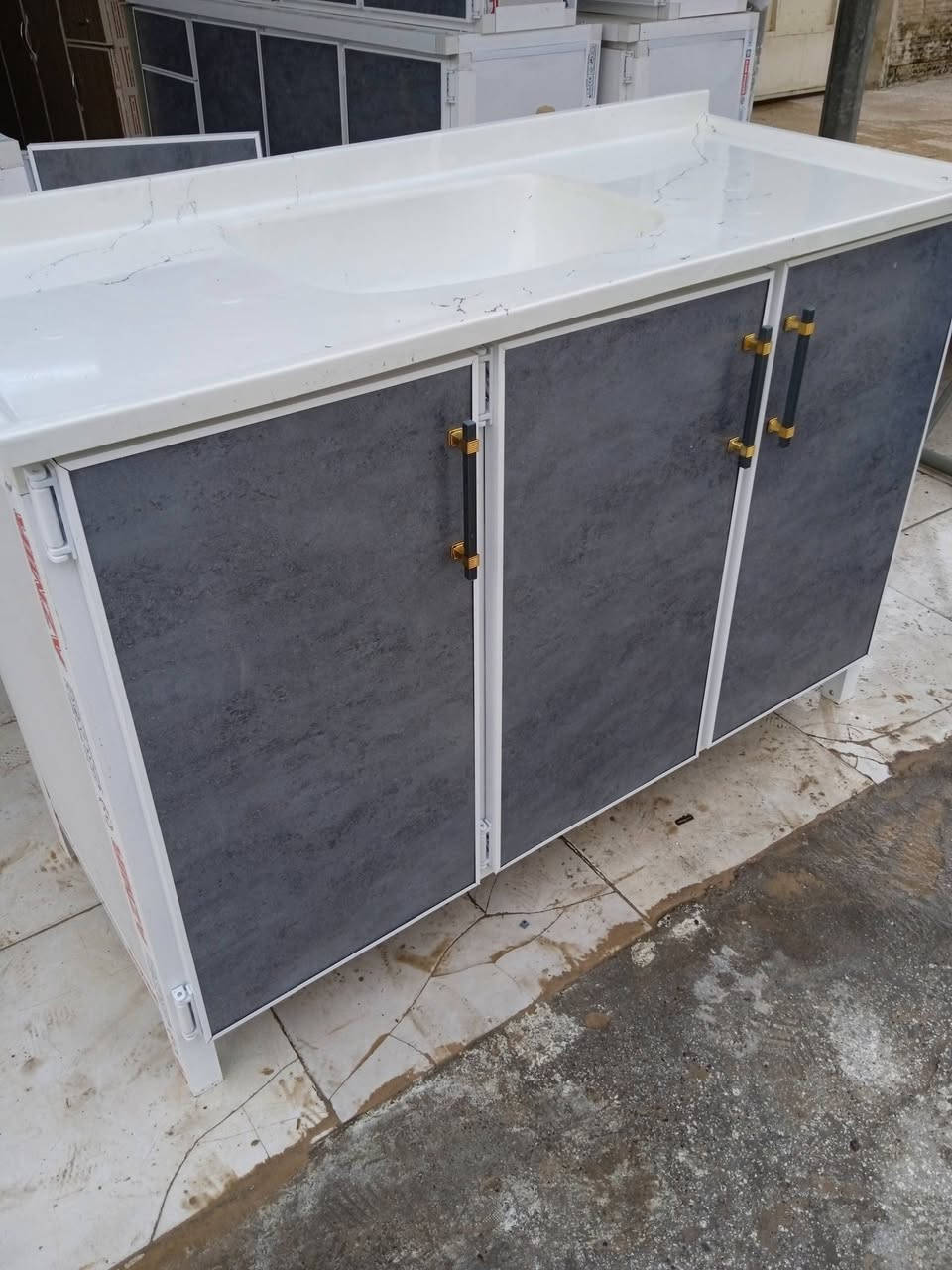 كاونتر المنيوم سنك قطعه واحده فقط طول متر و٣٠ سم جديد مامستخدم هفلان قرب جامع سيد  طيب ***********
