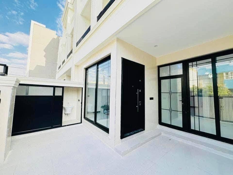 دار للبيع كندي الثانية (قرب جامع مقبل)

150متر واجهه 6متر اتجاه شروق تام
شارع تبليط12متر

الدار طابقين 5 غرف نوم تسليم مفتاح بناء وتصميم مميز وسعر مميز 
(السعر 180مليون) للاستفسار اكثر مراجعة مكتب بر السلامة للعقار
مدخل الكندي الثانية للاتصال 

***********
نستقبل جميع عروض البيع والشراء
