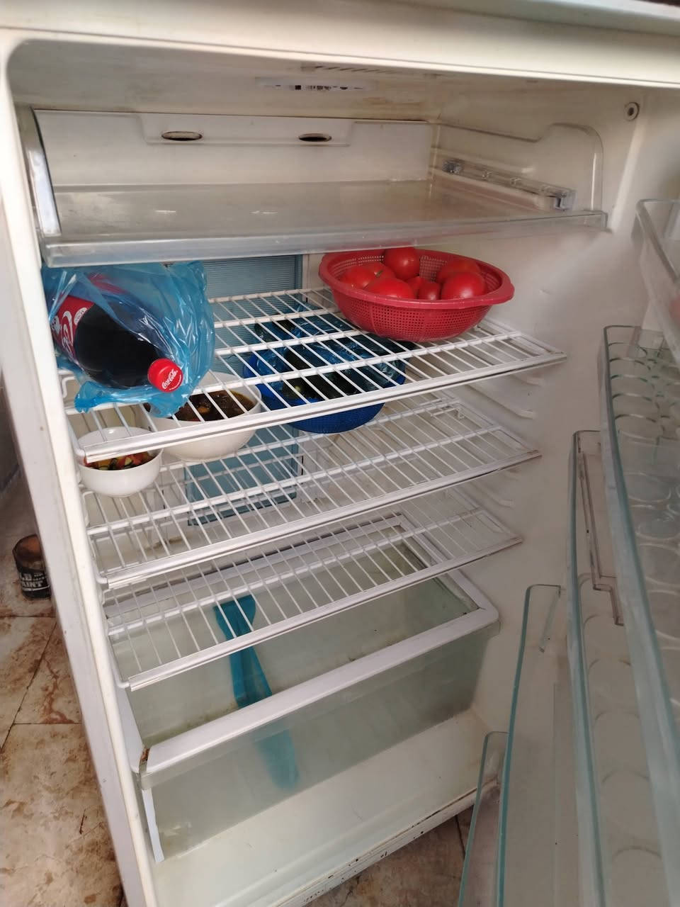 ثلاجه للبيع ٢٥٠ وبيه مجال انشاءالله بسيط الراغبين الاتصال *********** مستخدم كلش قليل نظيفه
