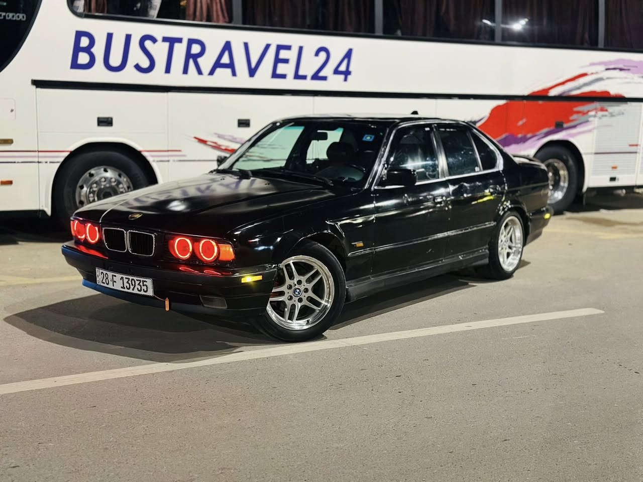 بي ام 525 بليته وسنويه موديل 90 محرك مسكر فانوس 
بسمي سنويه للـ2031 سياره جاهزه من كلشي كير ومحرك وحداديه وكهربائيات وتخم تاير جديد وغرفه جديده جاهزه للاخير ، عليها كت M بالكامل (ويل m17,دووسm , كشنات m , مري منفصل m, دعاميات امامي خلفي m ، سبايدر جنطه m ) مكاني ناصريه مركز سعرها 47    /    ***********
