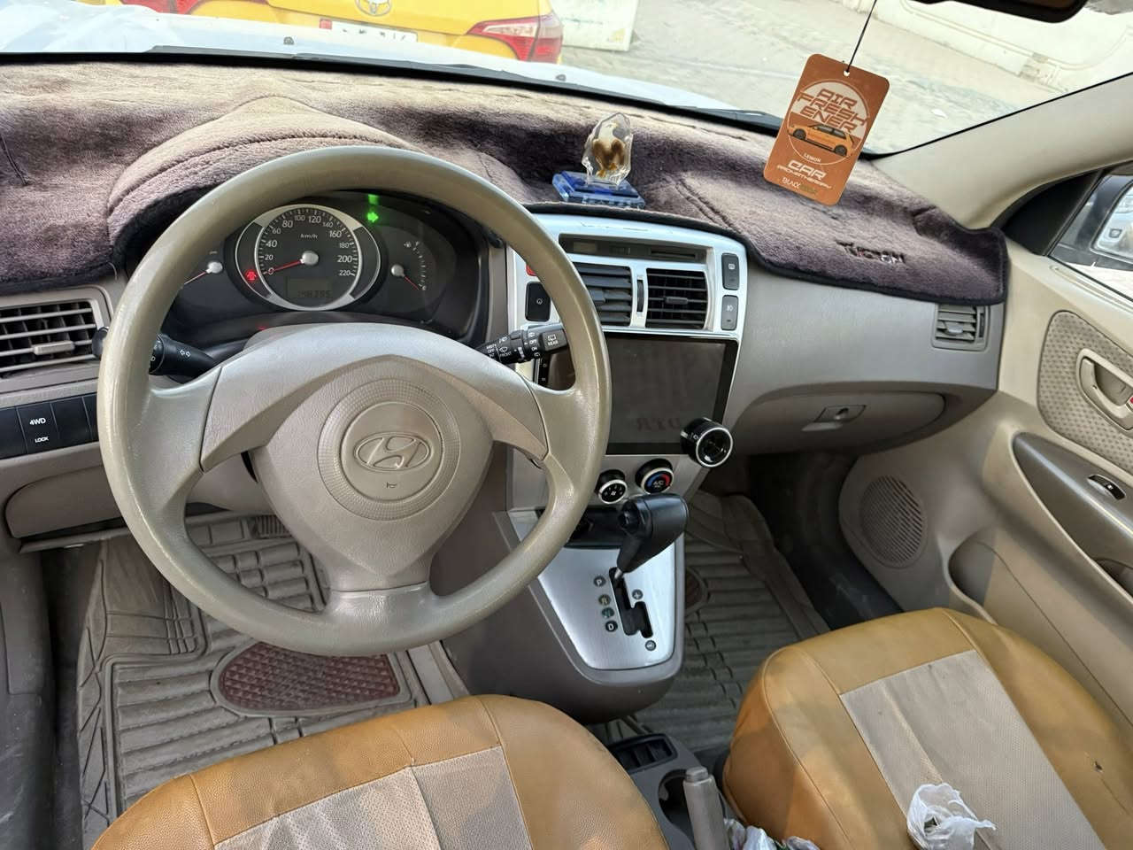 توسان 2010خليجي جاملخ صفحت السايق صبغ فقط وبيهابارد بسيط جدآ كير مكينه مكفول السياره نضيفه السعر 123 وبيها مجال بسيط *********** السياره بسمي تحويل ثاني يوم
