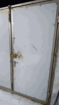 ## 🏠   بيت للبيع في حي ميسان  - موقع مميز وبناء حديث
فرصة ممتازة لامتلاك منزل "بناء جديد" في واحد من أرقى أحياء المدينة (حي نيسان - شارع الزوار). يتميز البيت بمتانة التنفيذ وتصميمه العصري.

###   تفاصيل العقار:  

    المساحة:   100 متر مربع.
    نوع البناء:   بناء حديث (طابوق جمهوري) مع سقف صب مسلح (هيكل قوي وضمان طويل الأمد).
    الجيران:   منطقة هادئة جدًا وجيران راقين (بيئة سكنية مثالية).

###   التصميم الداخلي:  

البيت مصمم لاستغلال كل شبر وتوفير راحة تامة:

  🛏️   غرفة نوم   واسعة.
  🛋️   استقبال   مريحة للضيوف.
  📺   صالة   داخلية بتصميم رحب.
  🍳   مطبخ مفتوح   (نظام حديث) يطل على الصالة.
  🚿   مرافق صحية:   حمامات داخلية وخارجية متكاملة.

---

###   معلومات إضافية:  

    سبب البيع:   ظروف خاصة.
    حالة البيت:   جاهز للسكن فوراً ولا يحتاج لأي مصاريف إضافية.

📞   للاستفسار أو حجز موعد للمعاينة، يرجى التواصل مباشرة مع صاحب العقار على الرقم التالي:  
  ***********
