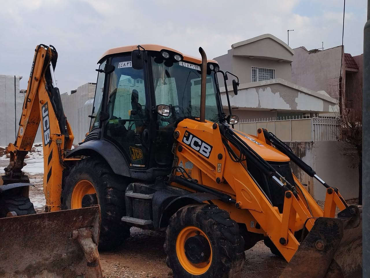 سلام عليكم JCBموديل 2011  منفيست 
مكفول من كلشي خمسة كير دكمه سلايت نضافة فول عدد ساعات 6000(***********(***********
