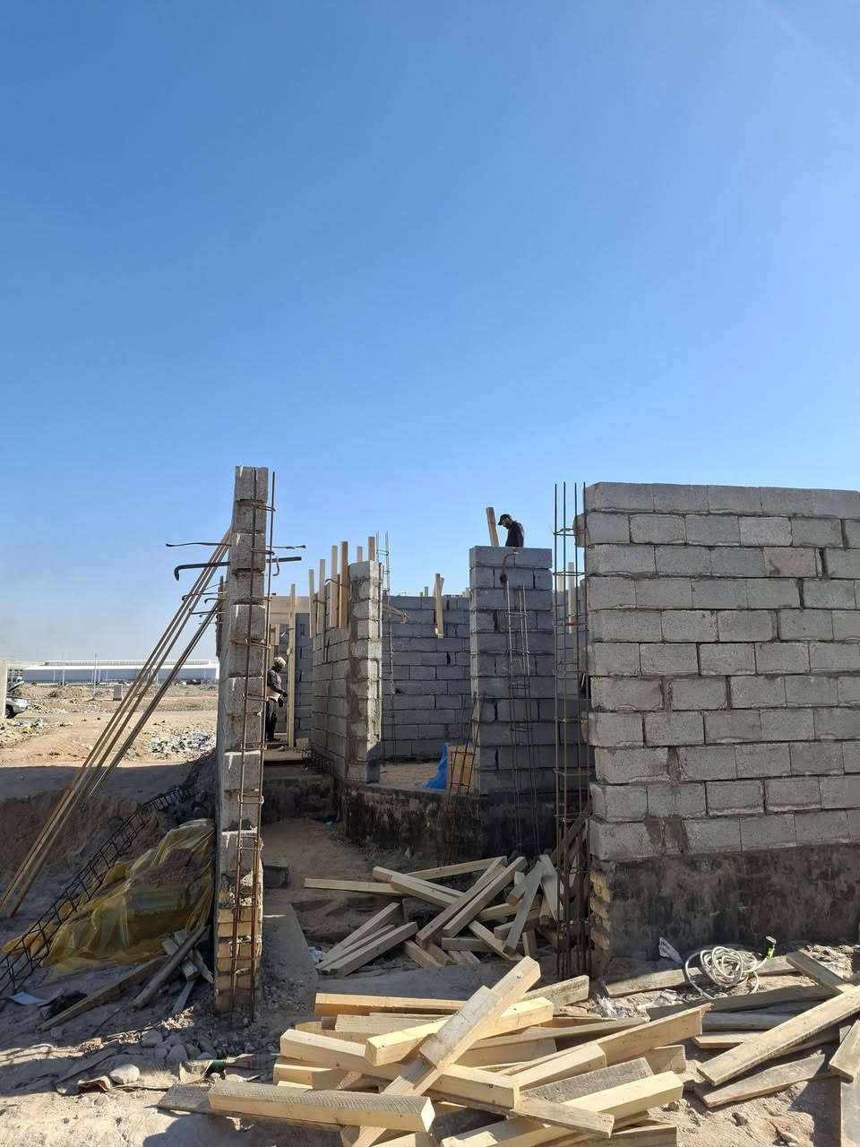 سلام عليكم مستعدون المقاولات العامه اتريد كرسته وعمل او اتريد بس عمل نسلمك هيكل او ترميم  بنسب السعار ما عليك بس راسلنه وبل خدمه مكان البصره ***********
